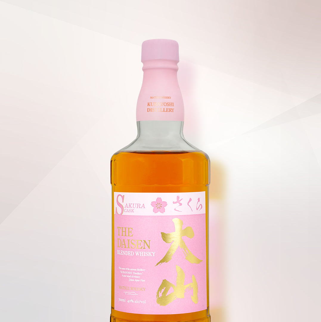 マツイブレンデッドウイスキー「大山サクラカスク」サクラ樽で熟成された原酒を、秀峰大山の深層天然水で丁寧に仕上げました。
爽やかでフルーティーな味わいが特徴で、サクラ散る春の甘い香りを余韻としてお愉しみいただけます