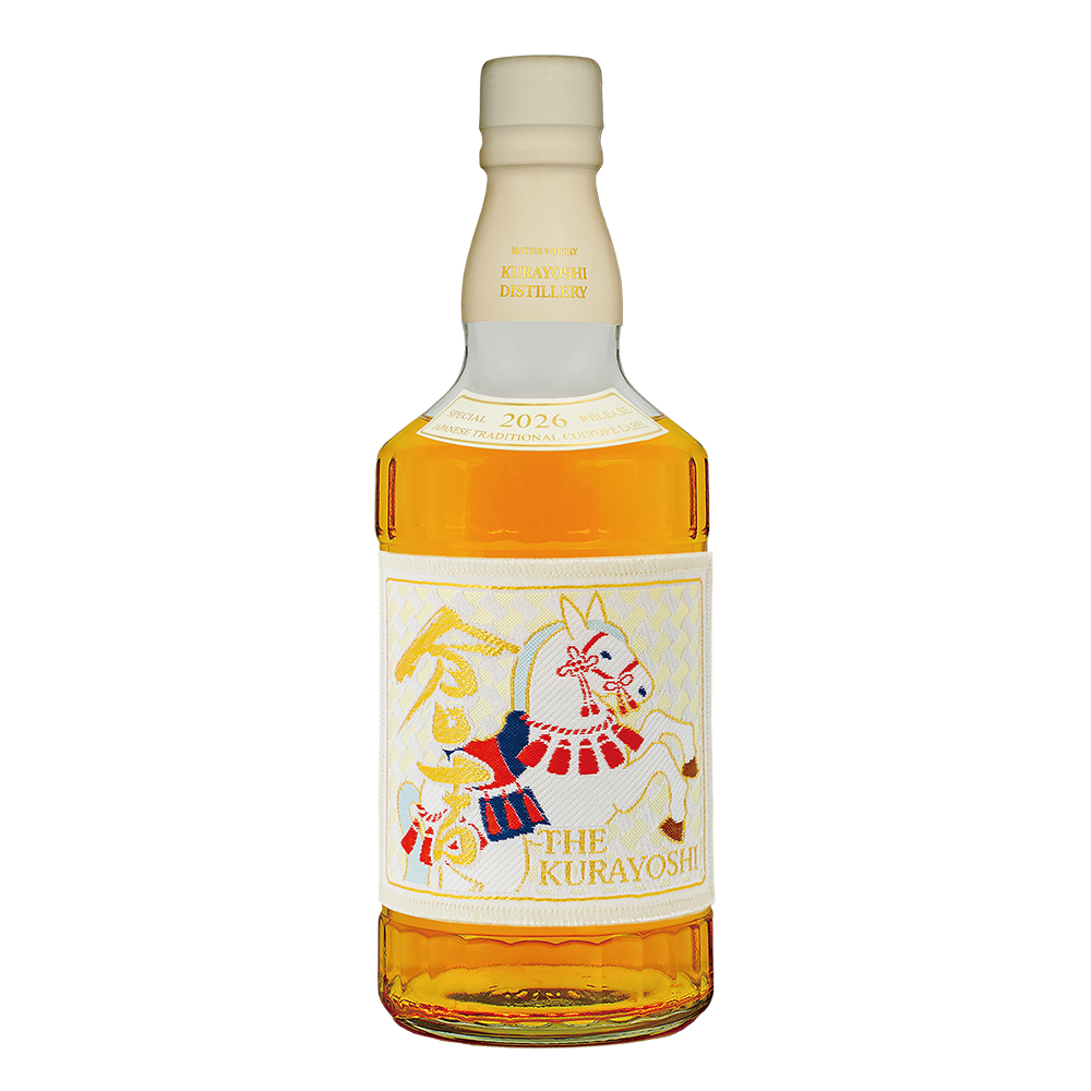 倉吉ウイスキー2026午帯ボトル。左馬と分銅繋ぎを織り込んだ刺繍ラベルをあしらった、縁起の良さが際立つ限定デザインのピュアモルト。
