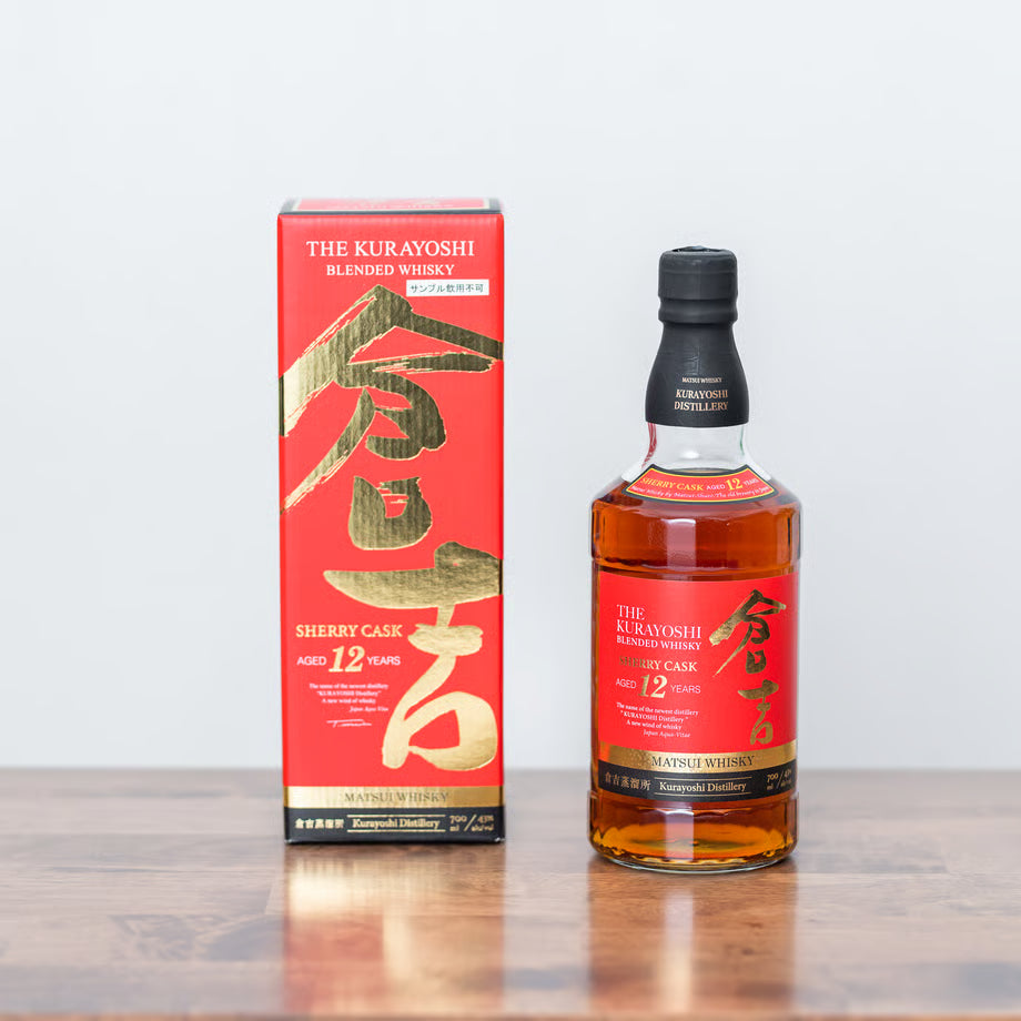 マツイブレンデッドウイスキー「倉吉 シェリーカスク12年」のボトルと箱を木のテーブルに置いた写真。シェリー樽で仕上げた12年熟成のブレンデッドウイスキー。