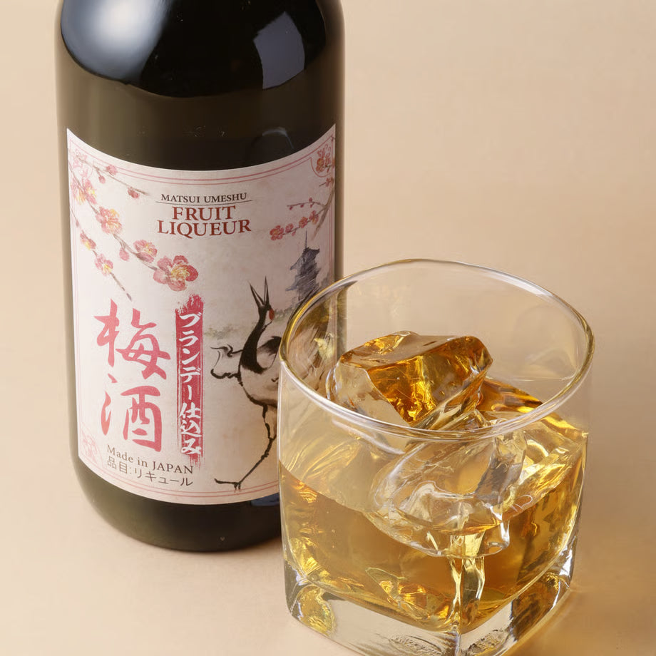 マツイ梅酒のボトルとロックグラスが寄りで写った写真。国産梅を使い、柔らかな甘さと奥行きのある味わいの梅酒。