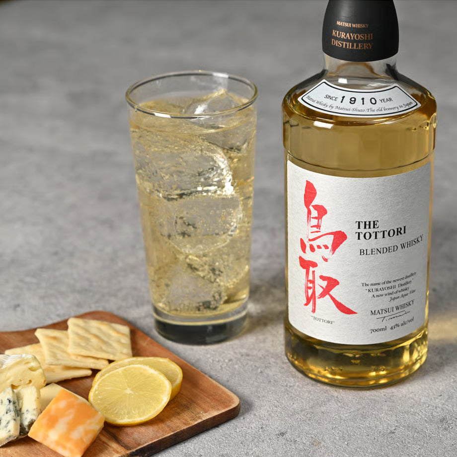 「マツイ ブレンデッドウイスキー 鳥取 銀ラベル」のボトルとハイボールの写真。爽やかな味わいが特徴で、食事とも合わせやすいブレンデッドウイスキー。