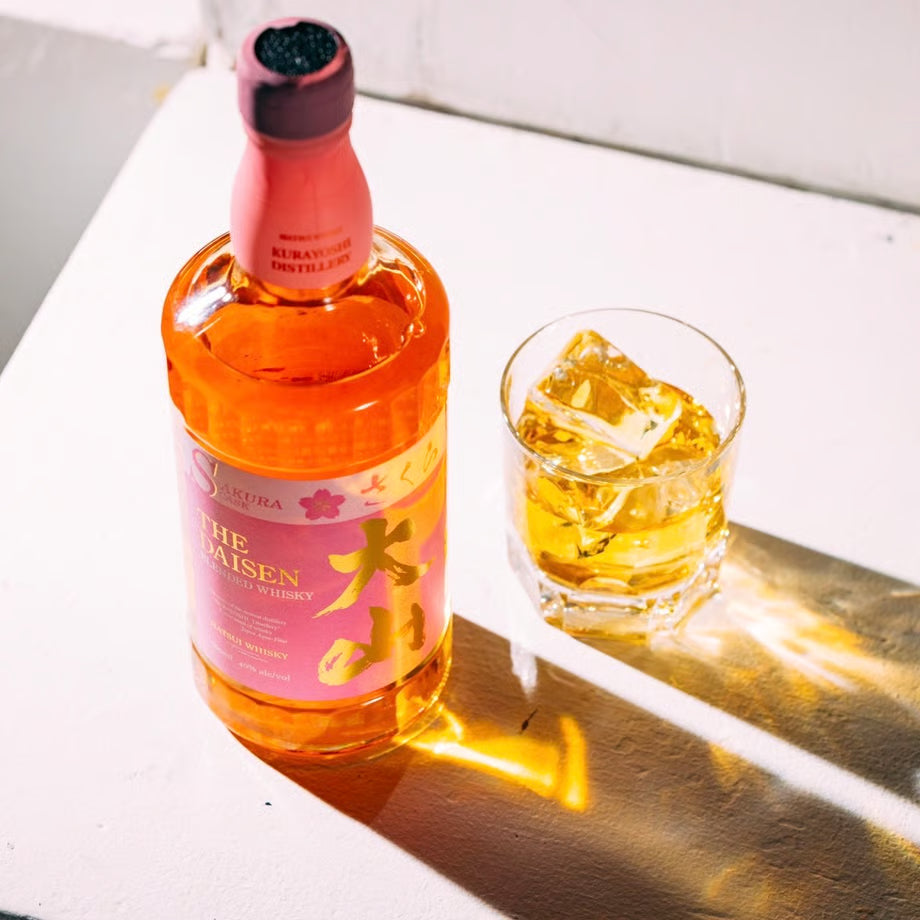 サクラ樽で熟成された原酒を、秀峰大山の深層天然水で丁寧に仕上げました。
爽やかでフルーティーな味わいが特徴で、サクラ散る春の甘い香りを余韻としてお愉しみいただけます