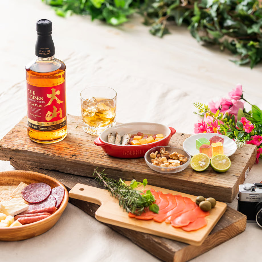 マツイブレンデッドウイスキー「大山 赤ワインカスク」一口飲むごとに四季折々の大山の情景が目に浮かび上がります。
地元鳥取が誇る逸品をぜひご堪能ください。