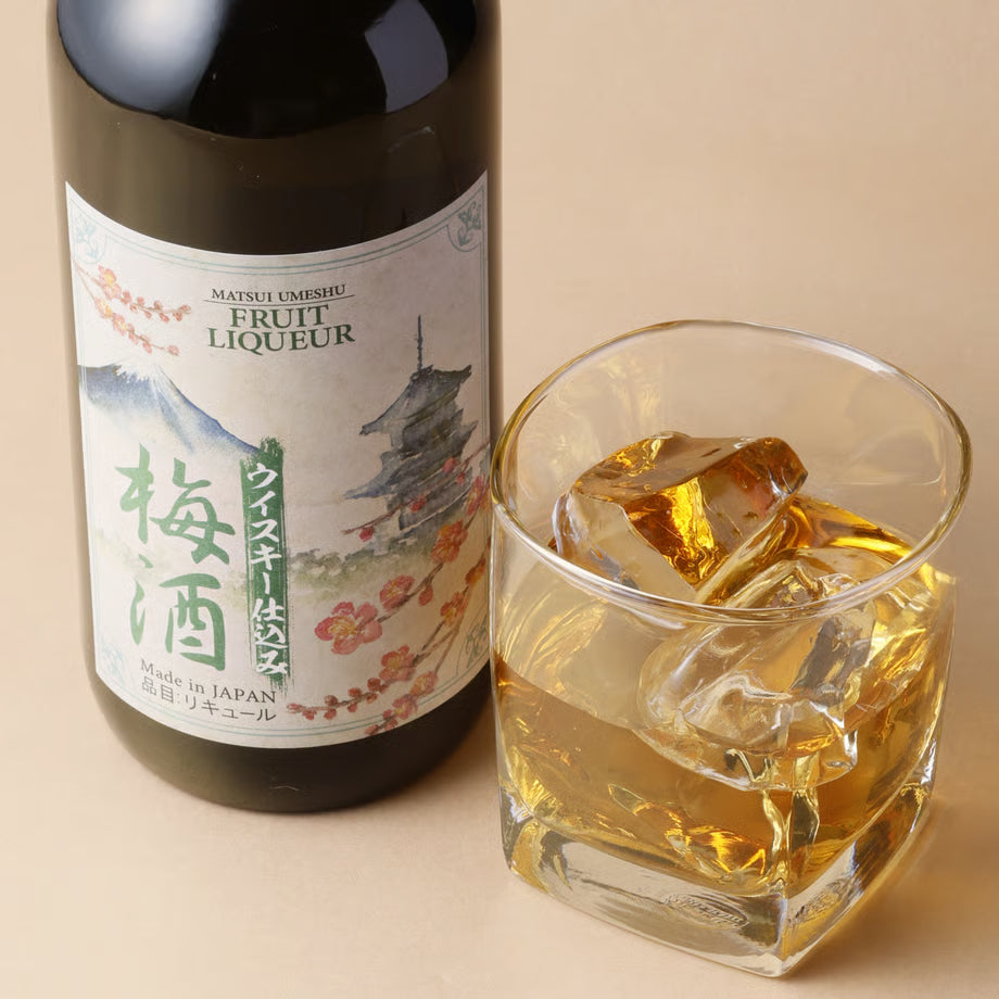 「マツイ梅酒 ウイスキー仕込み」のボトルとロックグラス。国産梅の香りとウイスキーのまろやかさを合わせた、深い余韻を楽しめる梅酒。