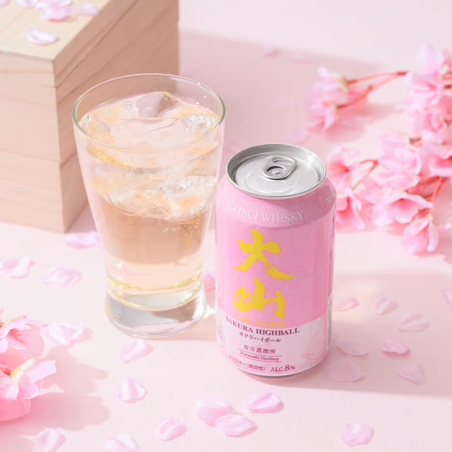 大山サクラハイボールの缶と氷入りグラスが桜の花びらとともに並ぶ春らしい演出の写真。華やかな香りを楽しめるサクラ樽熟成のハイボール。