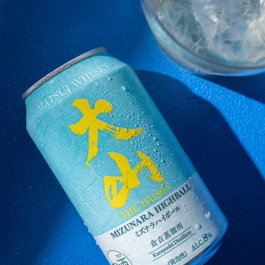 大山ミズナラハイボールの350ml缶。爽やかな青のデザインに水滴が光るイメージカットで、ミズナラ樽由来の華やかな香りを楽しめる贅沢なハイボール。