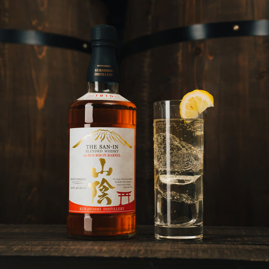 山陰ブレンデッドウイスキーのハイボール。バーボン樽熟成により甘く華やかな香りが広がり、レモンと合わせて爽やかに楽しめる味わい。