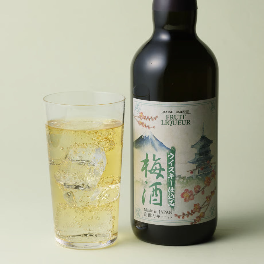 「マツイ梅酒〈ウイスキー仕込み〉」。国産梅とマツイウイスキーの風味を合わせた甘酸っぱくまろやかな梅酒。ソーダ割りで軽やかに楽しめるすっきりした味わい。