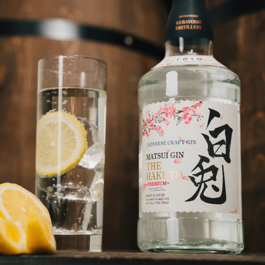 鳥取県名産の「梨」やジュニパーベリーをはじめ、コリアンダーシード、オレンジピール、ゆずピール、和山椒、玉露、サクラ、ブラックペッパーの9種類のボタニカルを使用した「白兎」に、5種類のプレミアムボタニカルを追加し、より香り高く仕上げました。