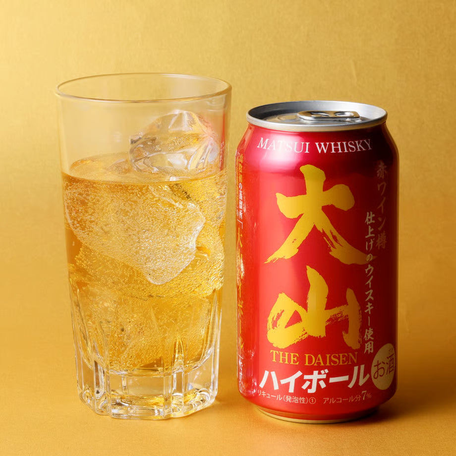 赤い大山ハイボール缶と氷入りグラスが並ぶ。赤ワイン樽仕上げウイスキー使用で、葡萄のように深い香りとまろやかな味わいの飲料。