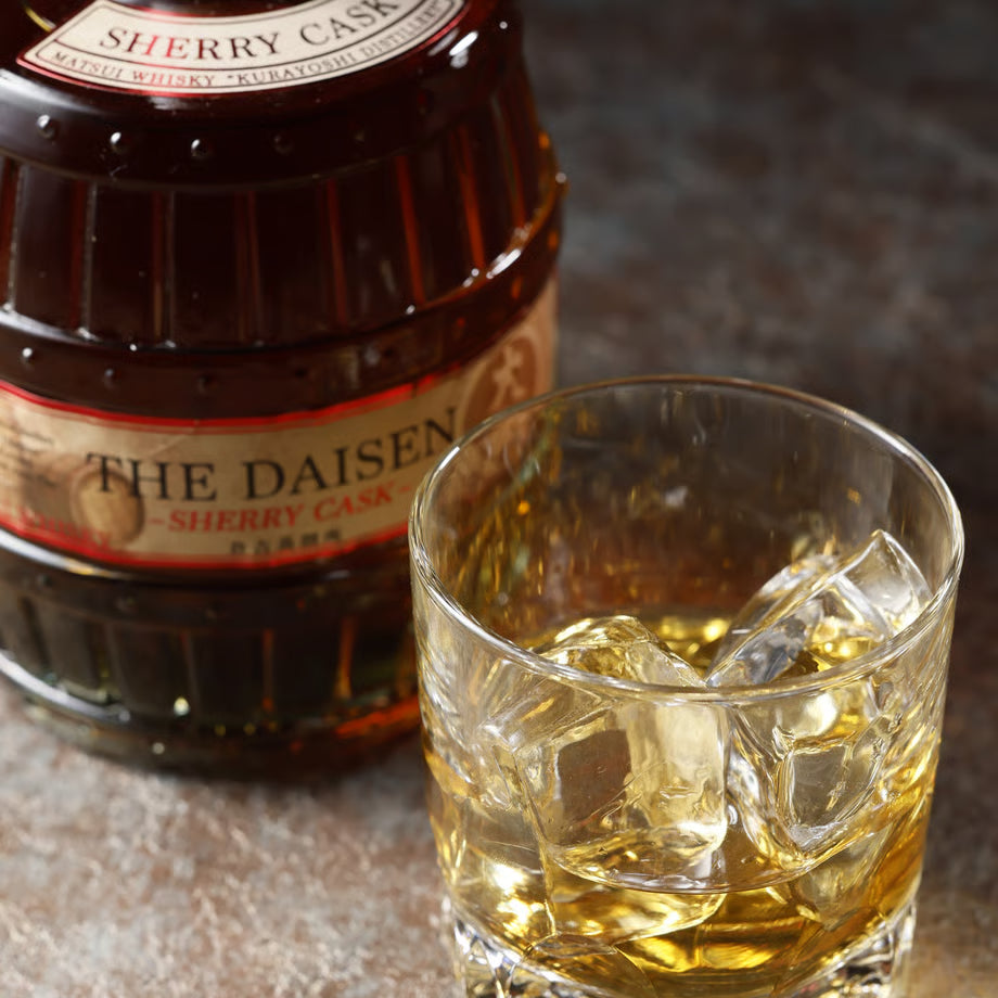 マツイブレンデッドウイスキー「大山シェリーカスク」チョコレートを想起させるまろやかな甘い香りが口いっぱいに広がり、後味にすっきりとした柑橘系の酸味を感じていただけます。
おすすめの飲み方は水割りやトワイスアップなど、加水していただくとより香りが広がります。