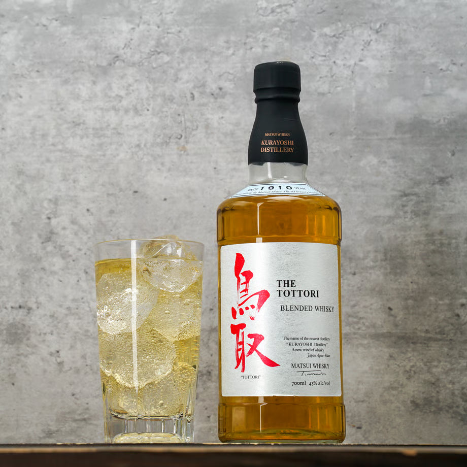 「マツイ ブレンデッドウイスキー 鳥取 銀ラベル」のボトルとハイボールの写真。モルトとグレーン原酒をブレンドし、すっきり軽やかな飲み口に仕上げたウイスキー。