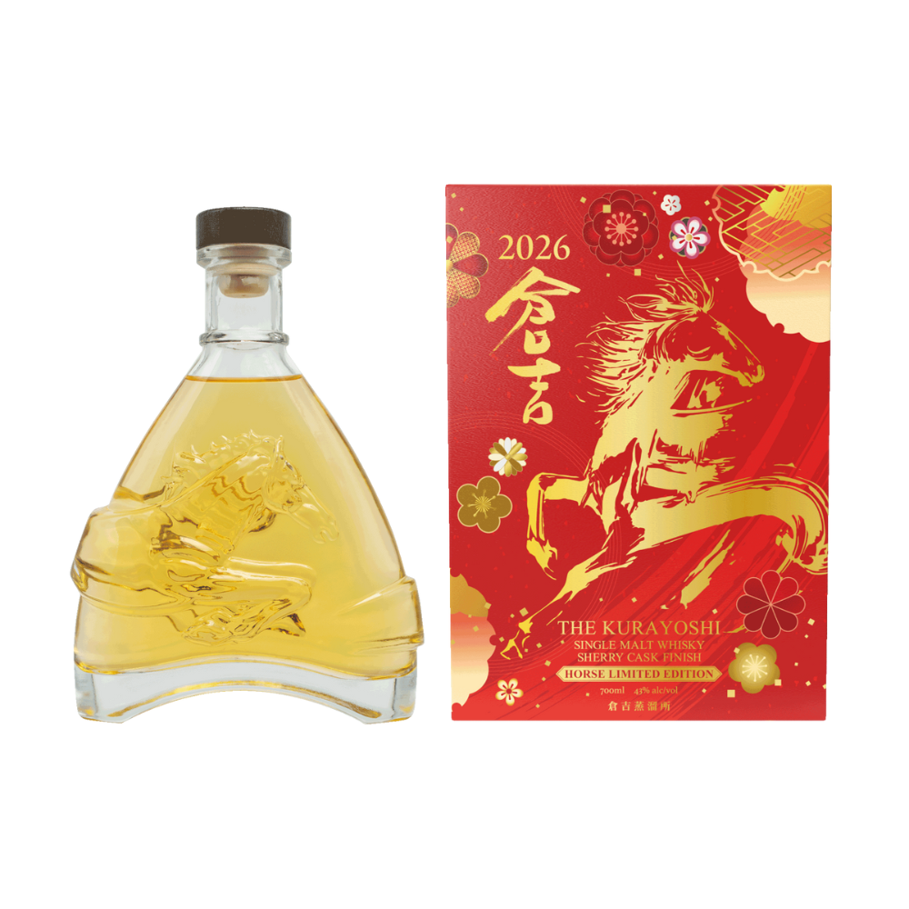 倉吉ウイスキー2026干支ボトル。馬を立体的にあしらった特製ボトルと、赤金で躍動する馬を描いた華やかな化粧箱が並ぶシェリーカスク限定品。