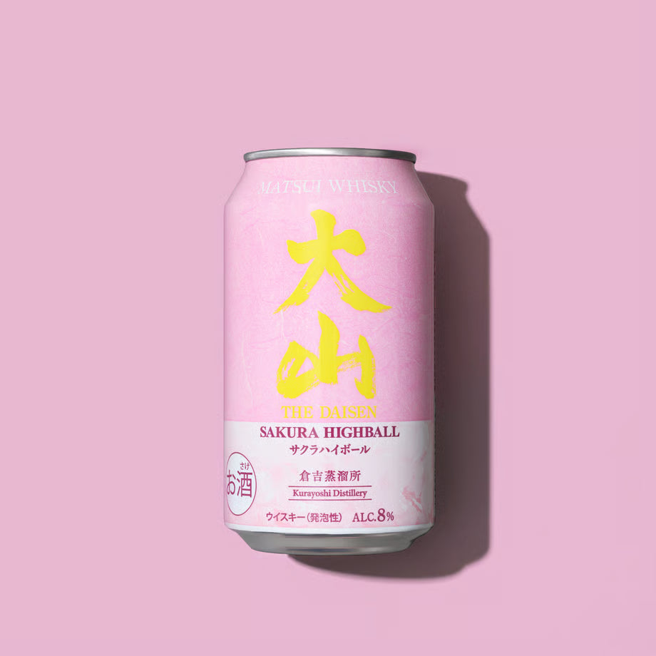 ピンク色の背景に大山サクラハイボールの缶が影を落として立つ写真。やわらかな桜色が春らしい雰囲気を演出している。