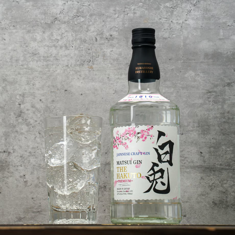 マツイジン「白兎プレミアム」鳥取県名産の「梨」やジュニパーベリーをはじめ、コリアンダーシード、オレンジピール、ゆずピール、和山椒、玉露、サクラ、ブラックペッパーの9種類のボタニカルを使用した「白兎」に、5種類のプレミアムボタニカルを追加し、より香り高く仕上げました。