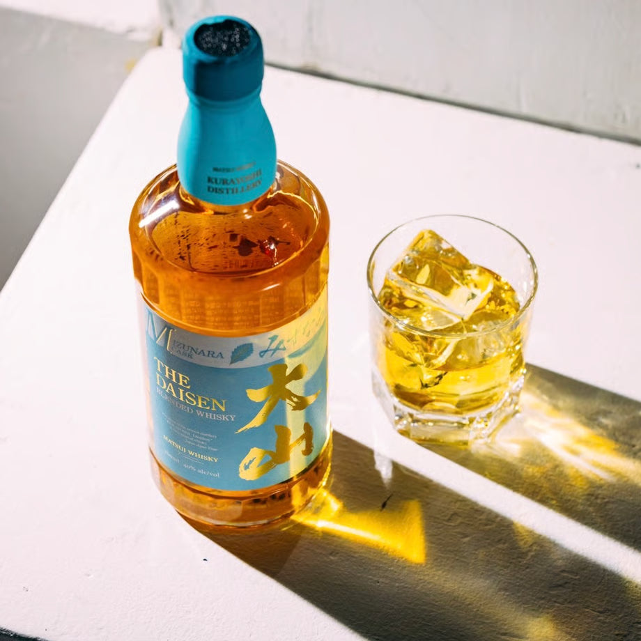 マツイブレンデッドウイスキー「大山ミズナラカスク」ミズナラ材の樽で熟成された原酒を、秀峰大山の深層天然水で丁寧に仕上げました。
伽羅や白檀を彷彿とさせるオリエンタルな香り、そしてスパイシーさの中に微かに感じるフルーティーな甘みが特徴です。