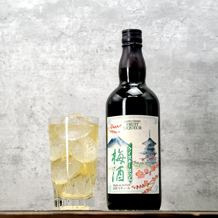 「ウイスキー仕込み梅酒」ボトルとハイボールのグラスが並ぶ写真。国産梅の香りとウイスキーのまろやかな風味を楽しめるリキュール。