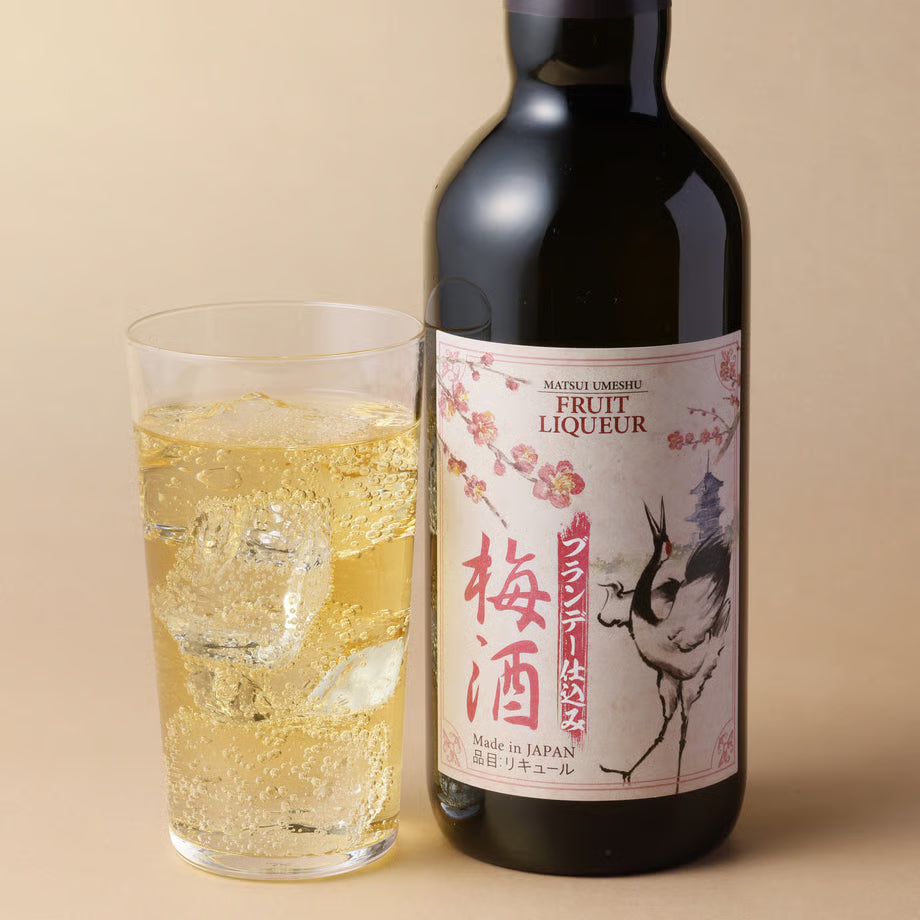 マツイ梅酒のボトルと炭酸割りのグラスが並んだ写真。国産梅とブランデーを合わせた、すっきり飲める梅酒。