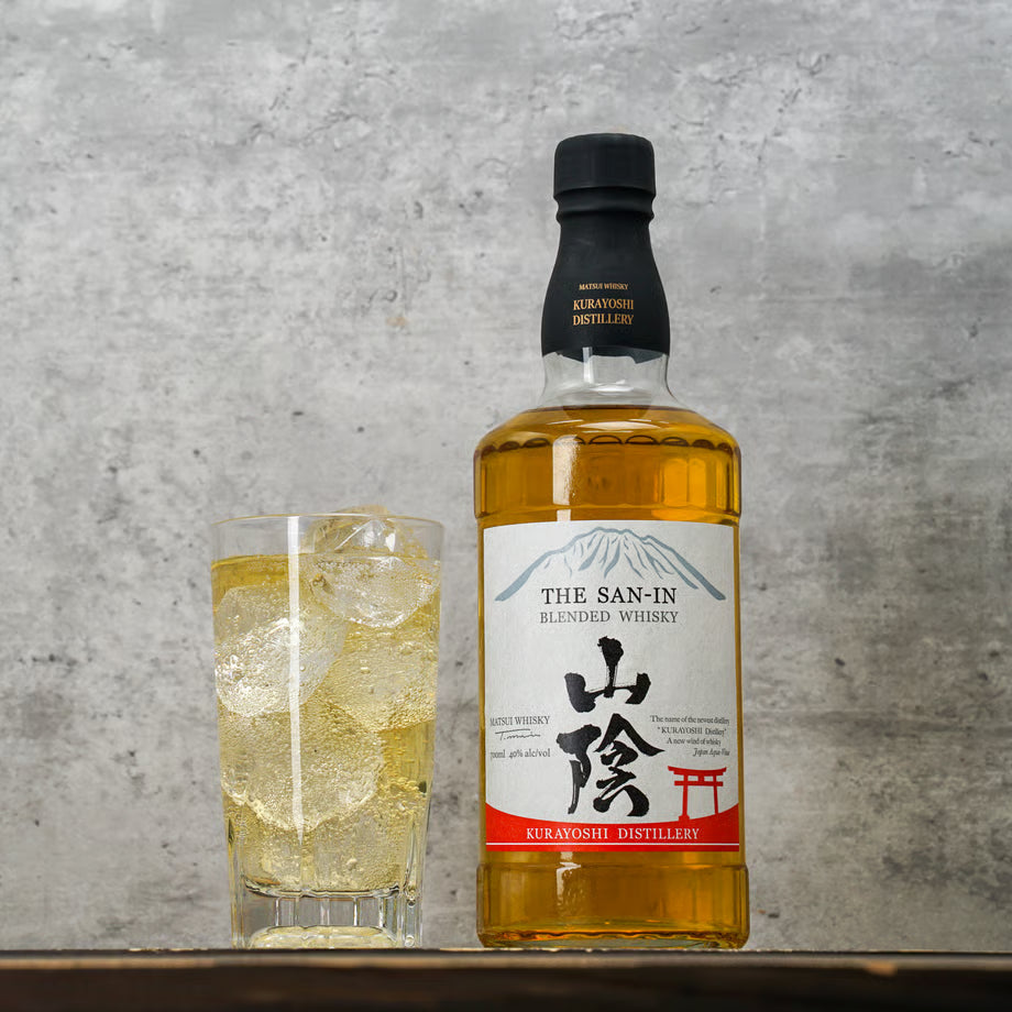 「山陰」ブレンデッドウイスキーのボトルと、氷を入れたハイボールが並ぶ一枚。軽快で飲みやすい味わいと、爽やかな香りを感じられるウイスキー。