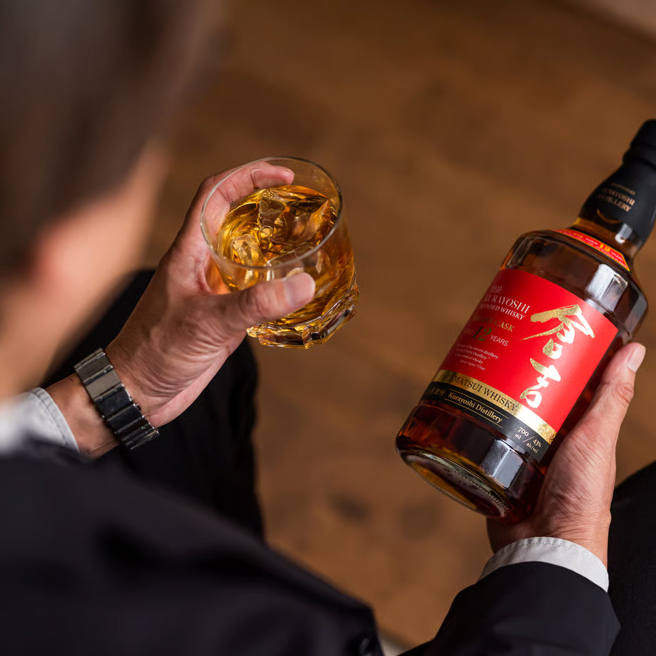 マツイブレンデッドウイスキー「倉吉 シェリーカスク12年」を手にする人物と、グラスに注いだウイスキーの写真。12年熟成のシェリーカスク仕上げ。