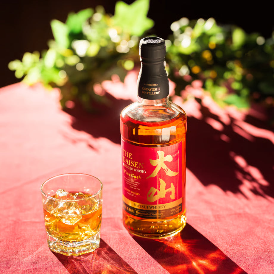 マツイブレンデッドウイスキー「大山 赤ワインカスク」一口飲むごとに四季折々の大山の情景が目に浮かび上がります。
地元鳥取が誇る逸品をぜひご堪能ください。
