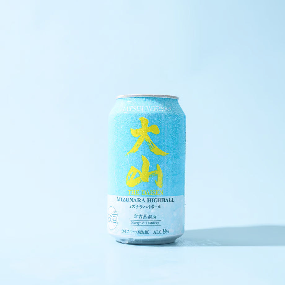 大山ミズナラハイボールの350ml缶。爽やかな水色デザインに水滴が浮かぶ清涼感あるカットで、ミズナラ樽の華やかな香りが楽しめる8％のハイボール。