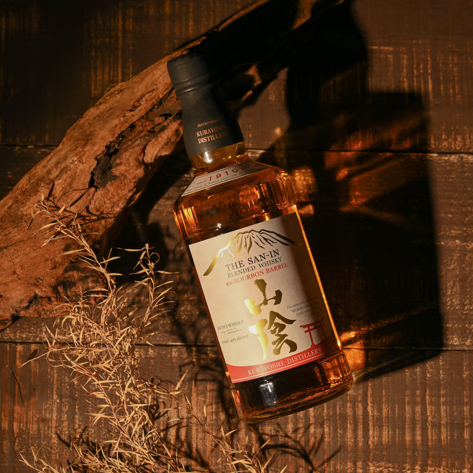 山陰ブレンデッドウイスキー。洋ナシのような香りを持つ原酒をバーボン樽で熟成させ、バニラの甘い香りと深いコクを引き出した一本。