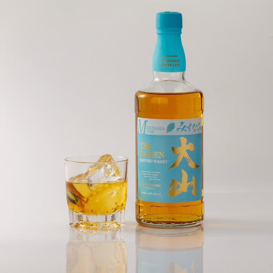 マツイブレンデッドウイスキー「大山ミズナラカスク」ミズナラ材の樽で熟成された原酒を、秀峰大山の深層天然水で丁寧に仕上げました。
伽羅や白檀を彷彿とさせるオリエンタルな香り、そしてスパイシーさの中に微かに感じるフルーティーな甘みが特徴です。
