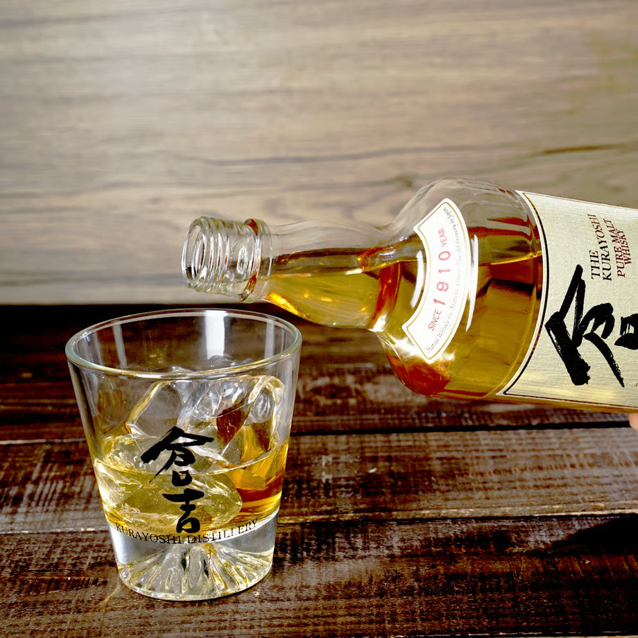 倉吉のグラスセットをつくりました！
四季折々の大山をモチーフにした「デザイングラス」と「ピュアモルトウイスキー倉吉」の限定セット商品です。
ウイスキーを注ぐと山が色づく特別仕様です。