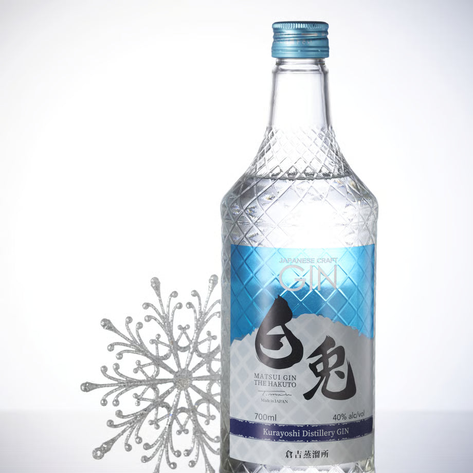 ボタニカルには鳥取県名産の「梨」やジュニパーベリーをはじめ、コリアンダーシード、オレンジピール、ゆずピール、和山椒、玉露、サクラ、ブラックペッパーの9種類を使用。