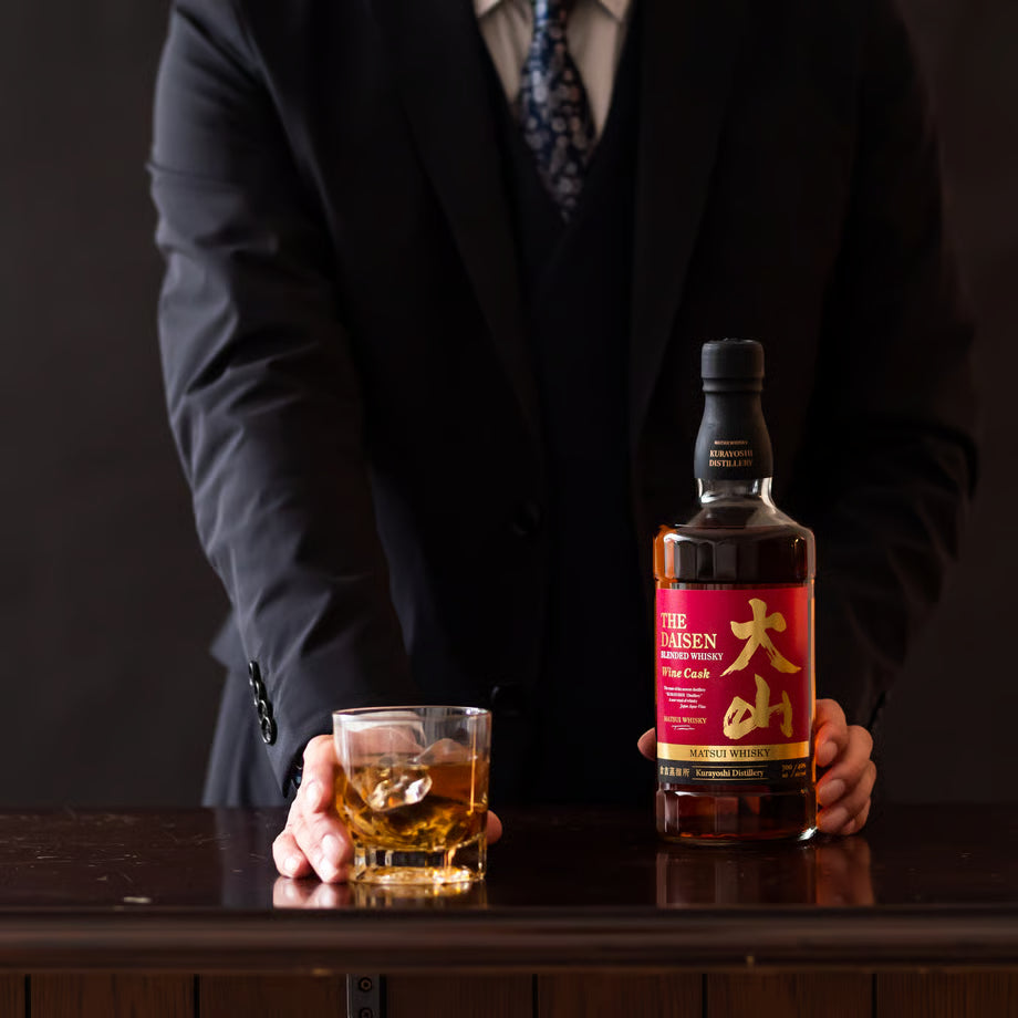 マツイブレンデッドウイスキー「大山 赤ワインカスク」一口飲むごとに四季折々の大山の情景が目に浮かび上がります。
地元鳥取が誇る逸品をぜひご堪能ください。