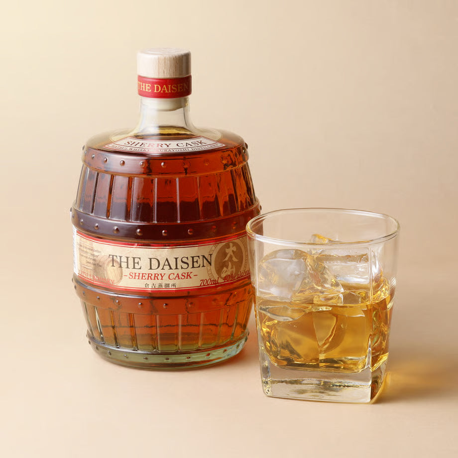 おすすめの飲み方は水割りやトワイスアップなど、加水していただくとより香りが広がります。
熟成樽をモチーフにした存在感のあるボトルは、インテリアやプレゼントにも最適です。