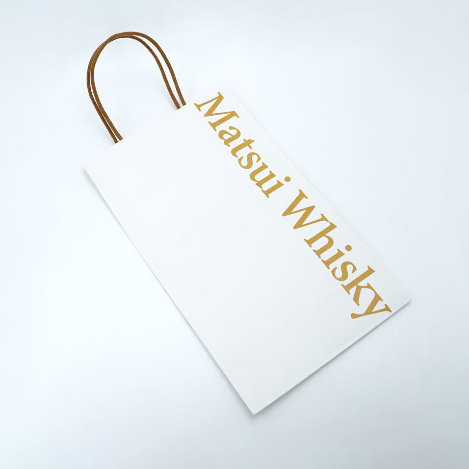「Matsui Whisky ギフトバッグ」。紙製で、700mlボトル2本用の手提げタイプ。