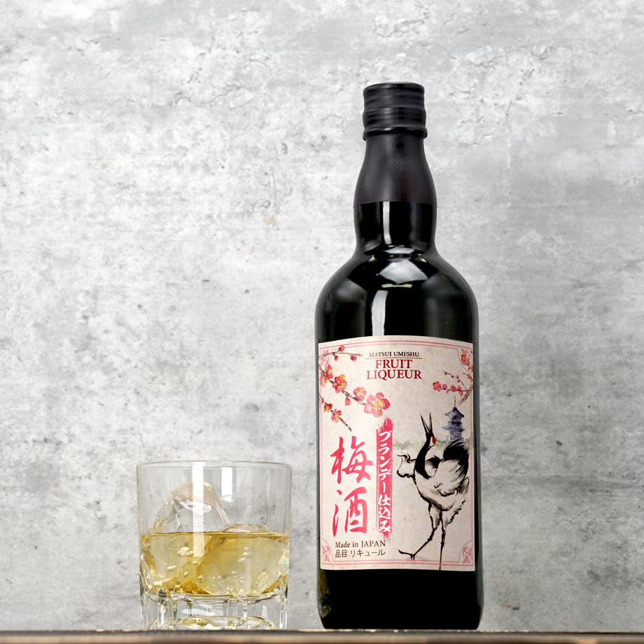 マツイ梅酒のボトルと氷入りのロックグラスが写った写真。国産梅とブランデーで仕上げた、深い余韻を楽しめる梅酒。