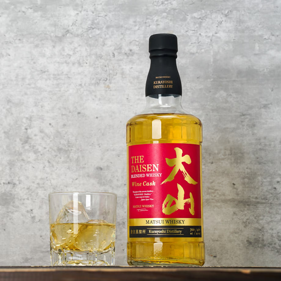 マツイブレンデッドウイスキー「大山 赤ワインカスク」ワイン樽で熟成された原酒を、秀峰大山の深層天然水で丁寧に仕上げました。
葡萄を彷彿とさせる深くリッチな香りとフルーティーでまろやかな味わいが特徴です。
